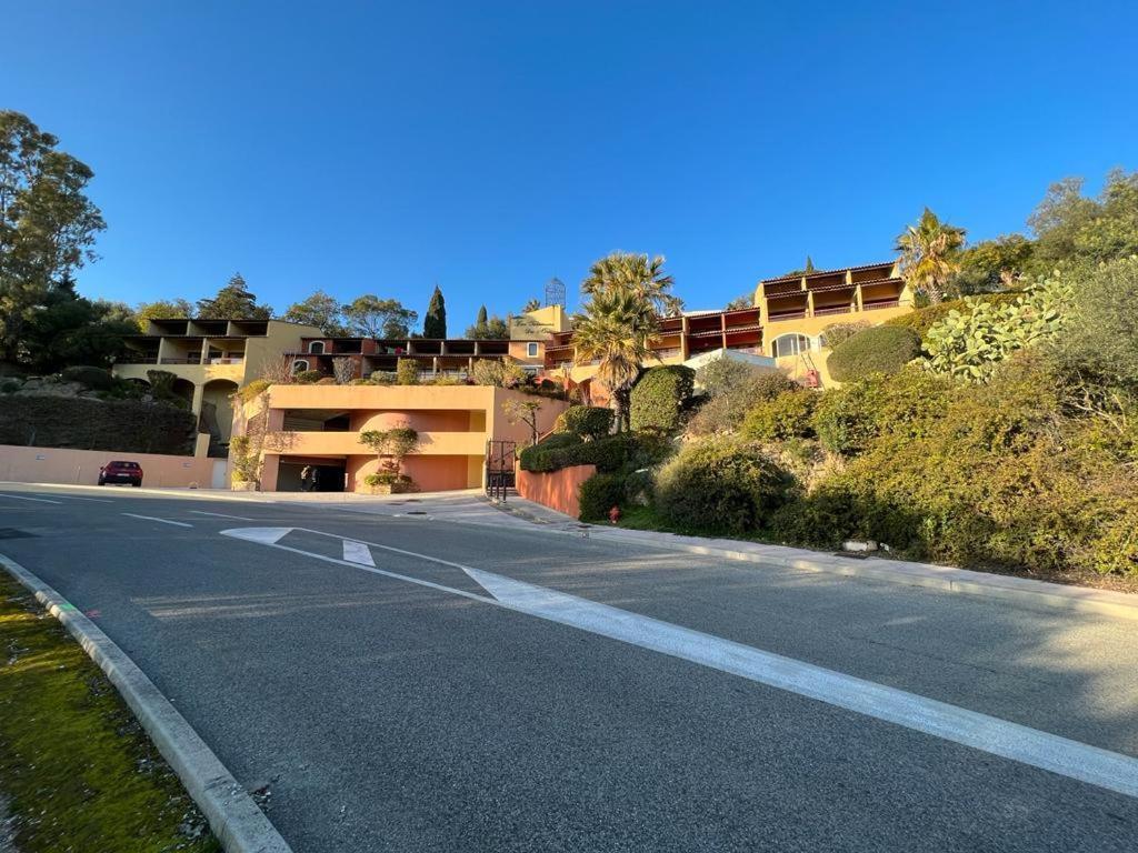 Appartement Vue Sur Mer, Piscine, Garage Prive Борм-ле-Мимоза Экстерьер фото